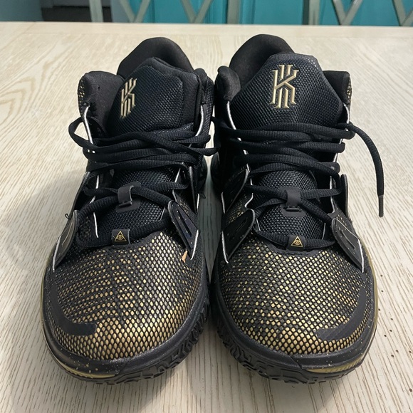 Nike Kyrie 7’s Basketball Shoes (Black/Gold). - Picture 2 of 16